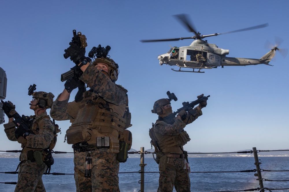 31st Marine Expeditionary Unit Maritime Raid Force conduct Visit, Board, Search and Seizure training aboard USS Hopper (DDG 70)