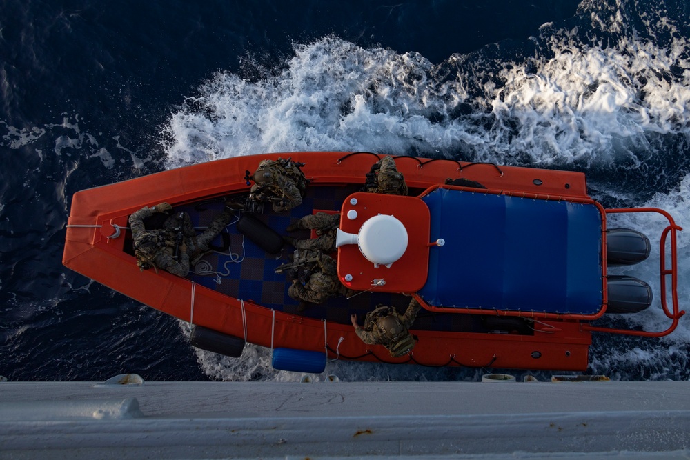 31st Marine Expeditionary Unit Maritime Raid Force conduct Visit, Board, Search and Seizure training aboard USS Hopper (DDG 70)