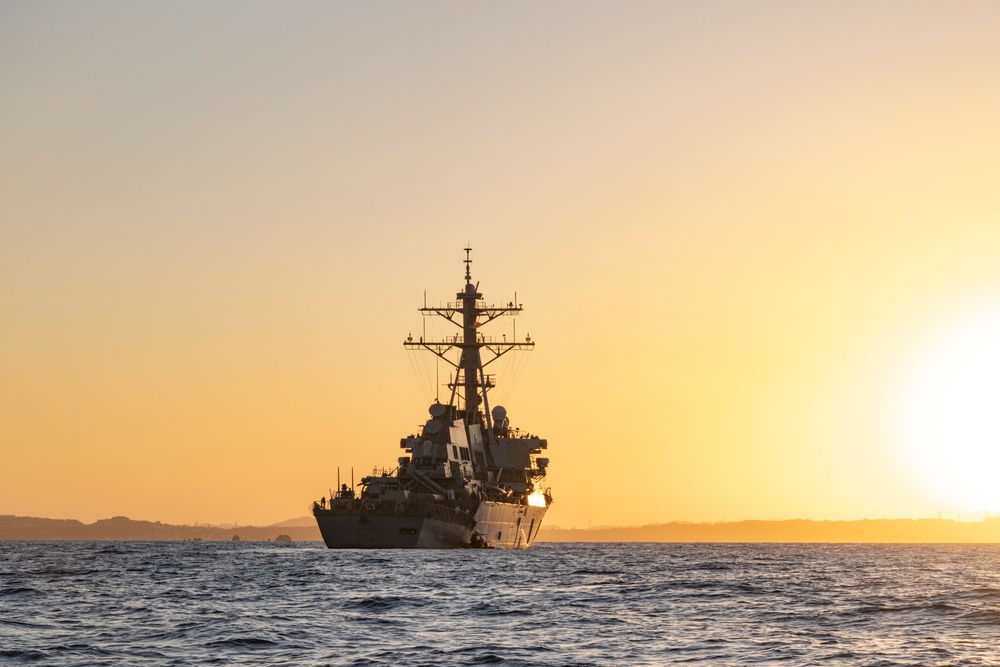 31st Marine Expeditionary Unit Maritime Raid Force conduct Visit, Board, Search and Seizure training aboard USS Hopper (DDG 70)