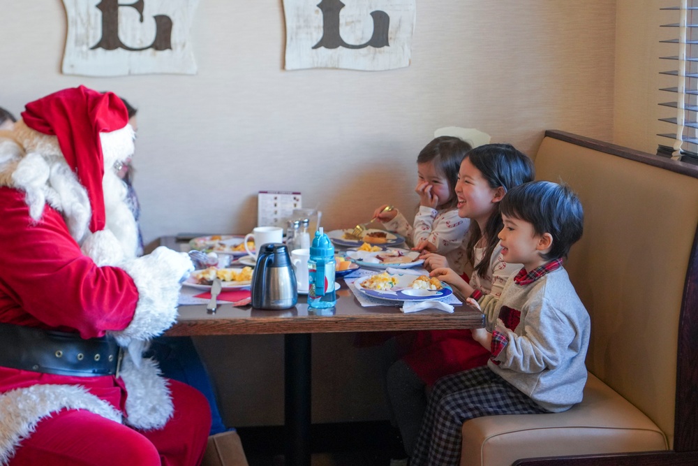 Ikego Housing Area Community Celebrates the Holidays with Santa