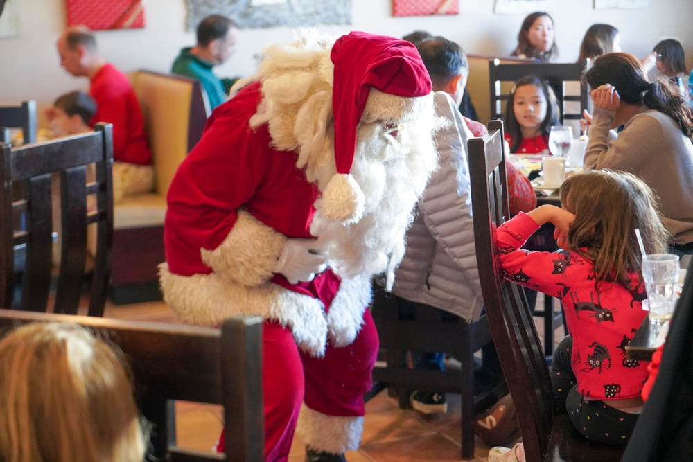 Ikego Housing Area Community Celebrates the Holidays with Santa