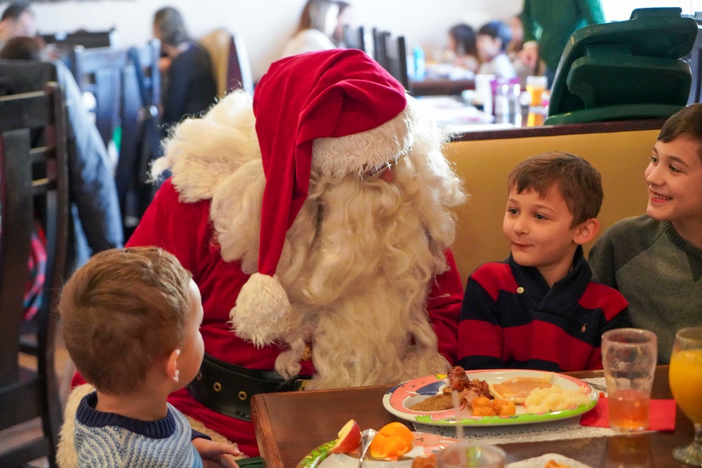 Ikego Housing Area Community Celebrates the Holidays with Santa