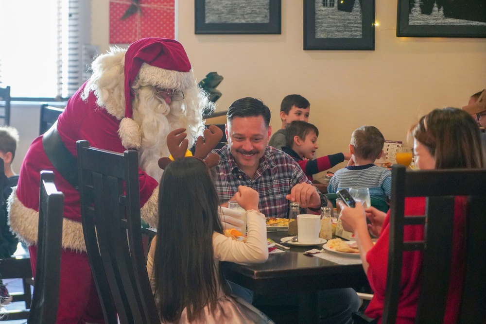 Ikego Housing Area Community Celebrates the Holidays with Santa