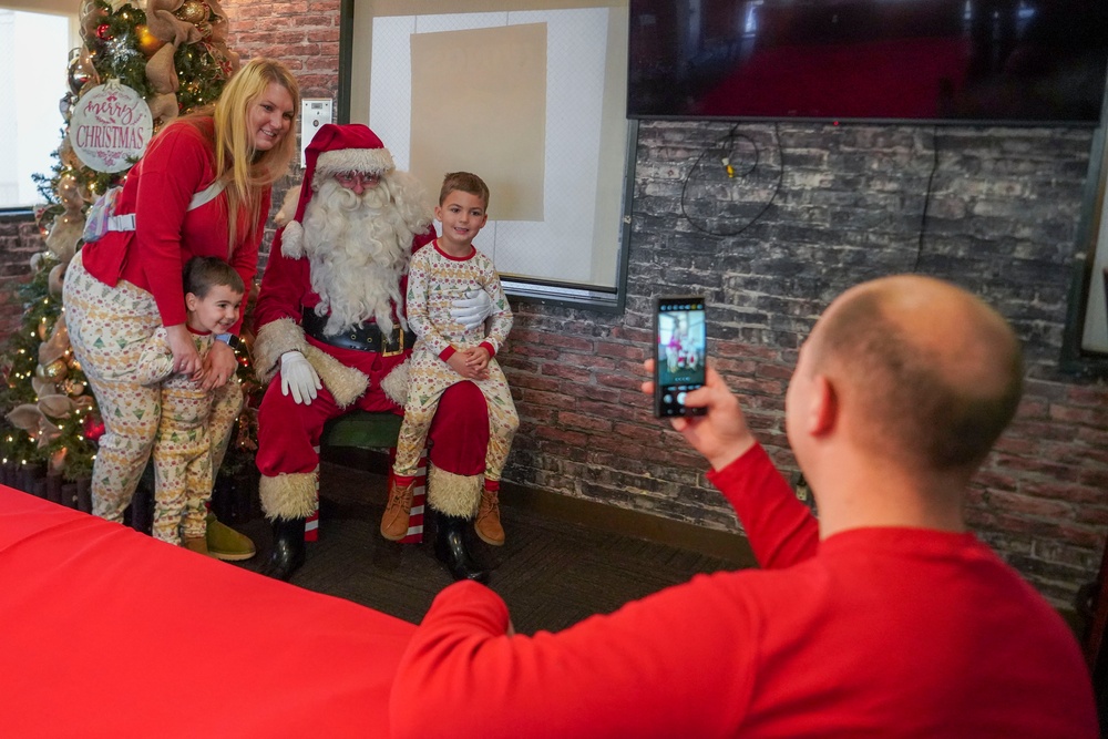 Ikego Housing Area Community Celebrates the Holidays with Santa