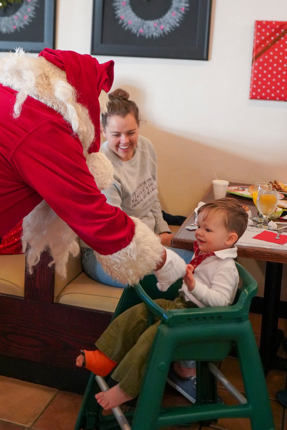 Ikego Housing Area Community Celebrates the Holidays with Santa