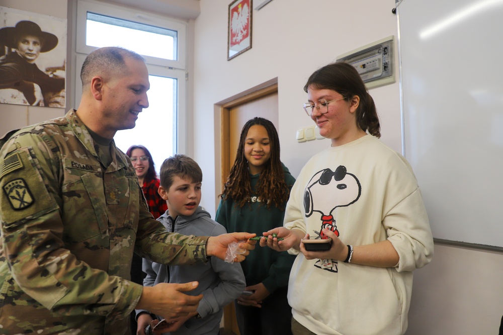 Soldiers Visit Local Polish School for the Holidays