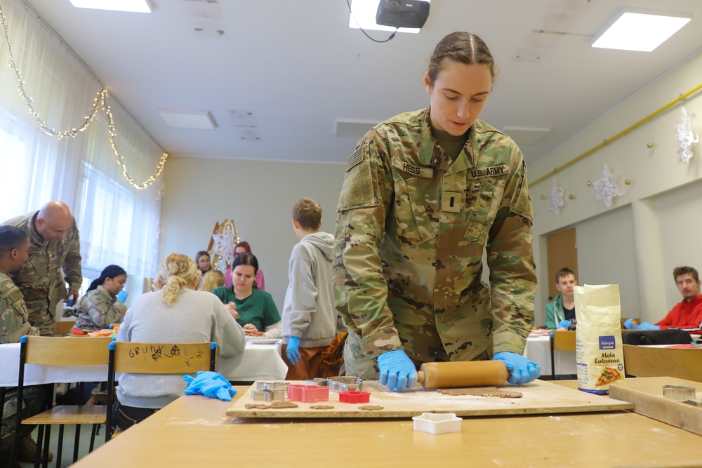 Soldiers Visit Local Polish School for the Holidays