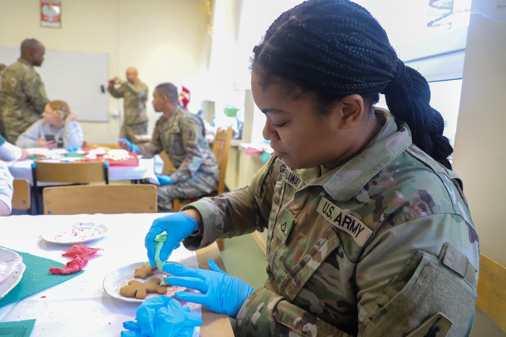 Soldiers Visit Local Polish School for the Holidays