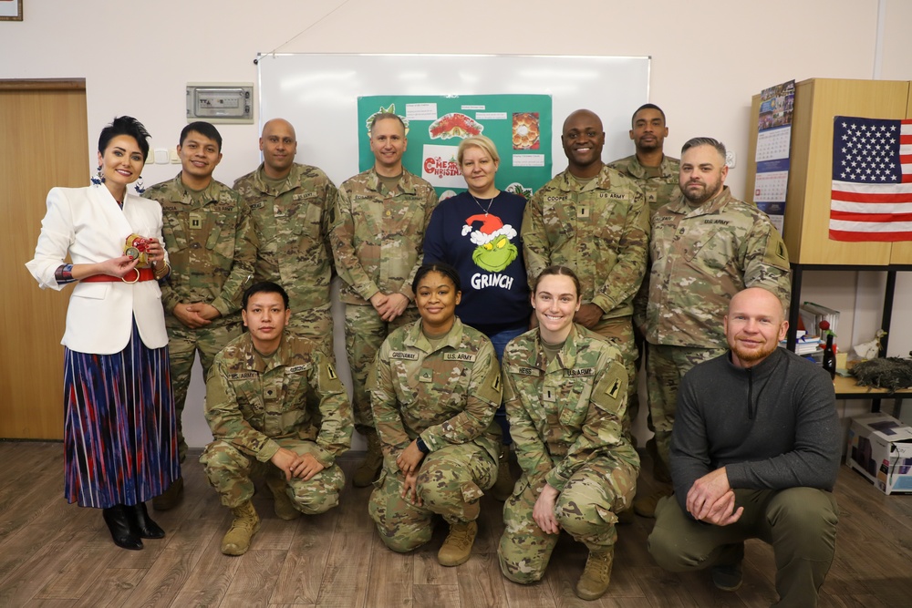 Soldiers Visit Local Polish School for the Holidays