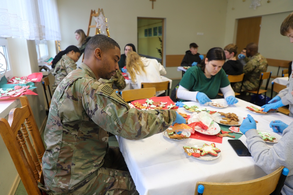 Soldiers Visit Local Polish School for the Holidays