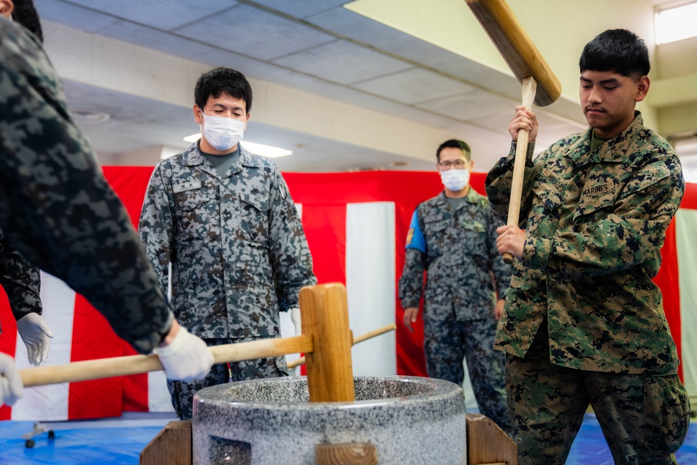 NATR: Local Miyazaki, JASDF, and MAG-12 leaders gather for a mochi pounding ceremony