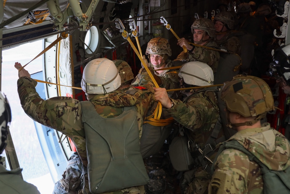 DVIDS - Images - VMGR-153 Personnel Air Drop [Image 7 of 10]