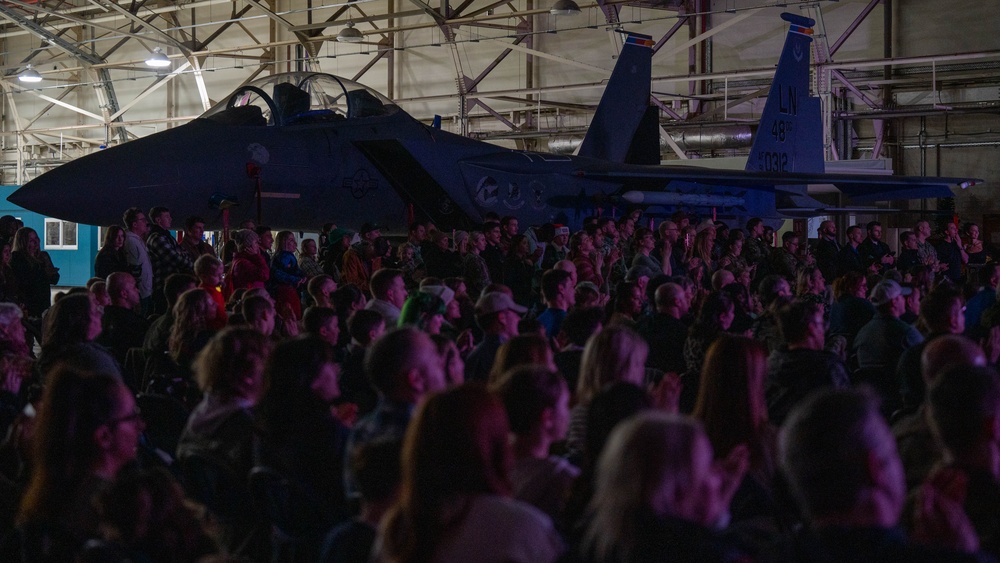 USO Holiday Tour comes to Lakenheath