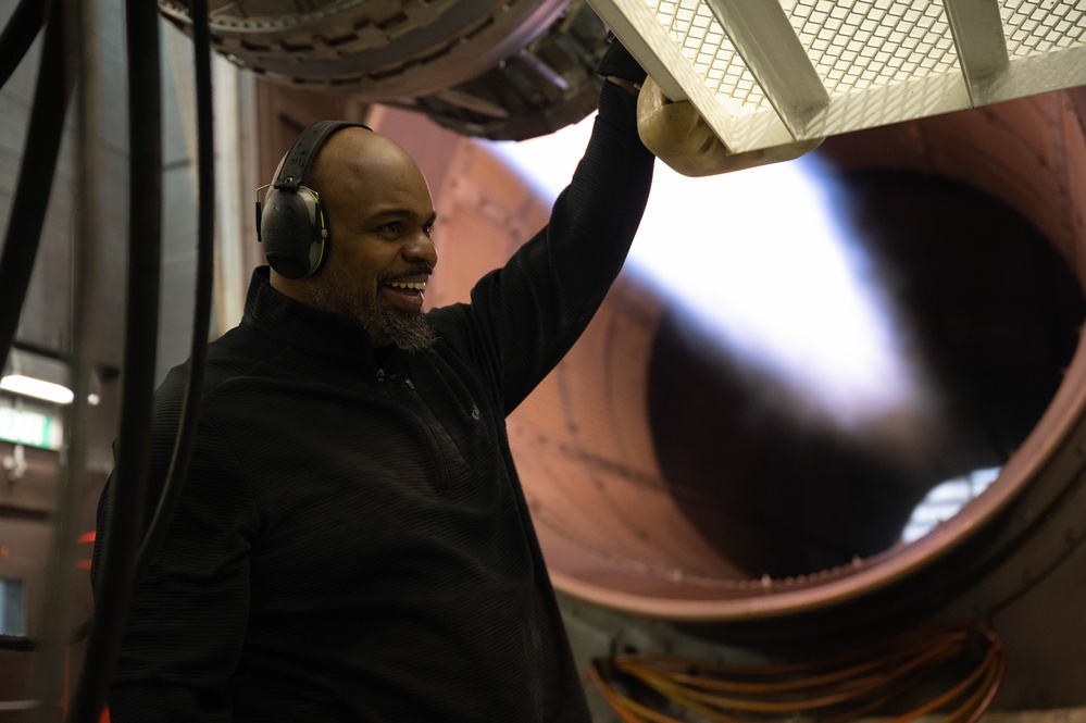 USO Holiday Tour comes to Lakenheath