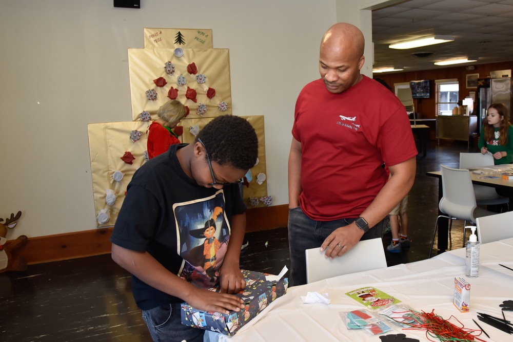 117th Family Readiness Santa's Workshop
