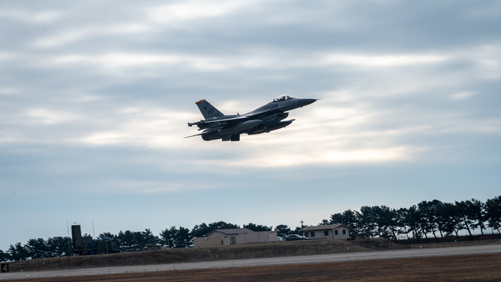 F-16s take flight at Kunsan AB