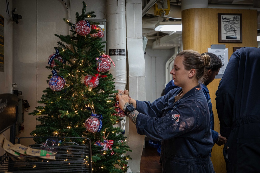 USS Carney (DDG 64) Celebrates Thanksgiving