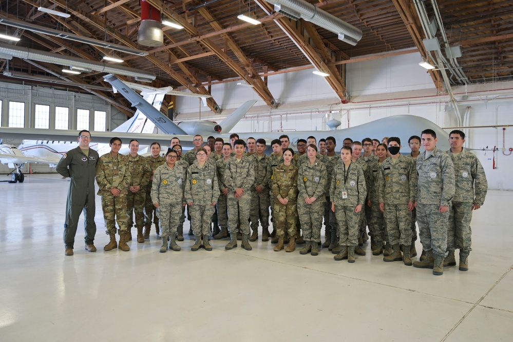 Alamogordo High School JROTC students tour Holloman