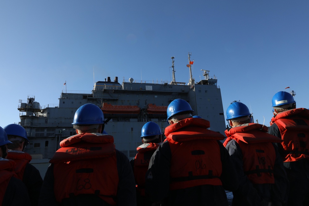 USS Ramage Conducts Underway Replenishment