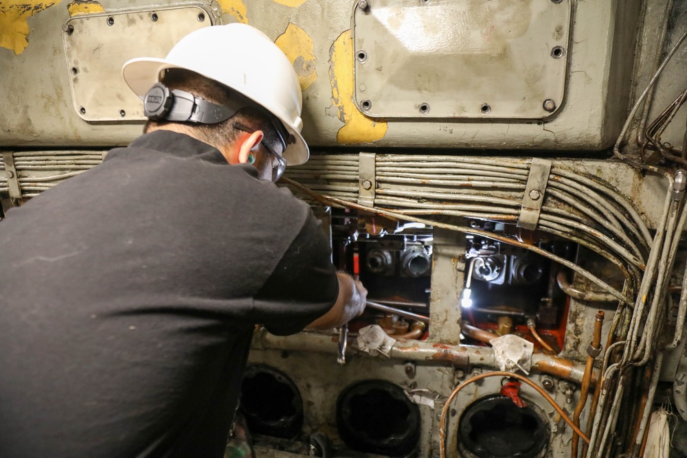 Diesel Engines Overhauled aboard USS Gunston Hall