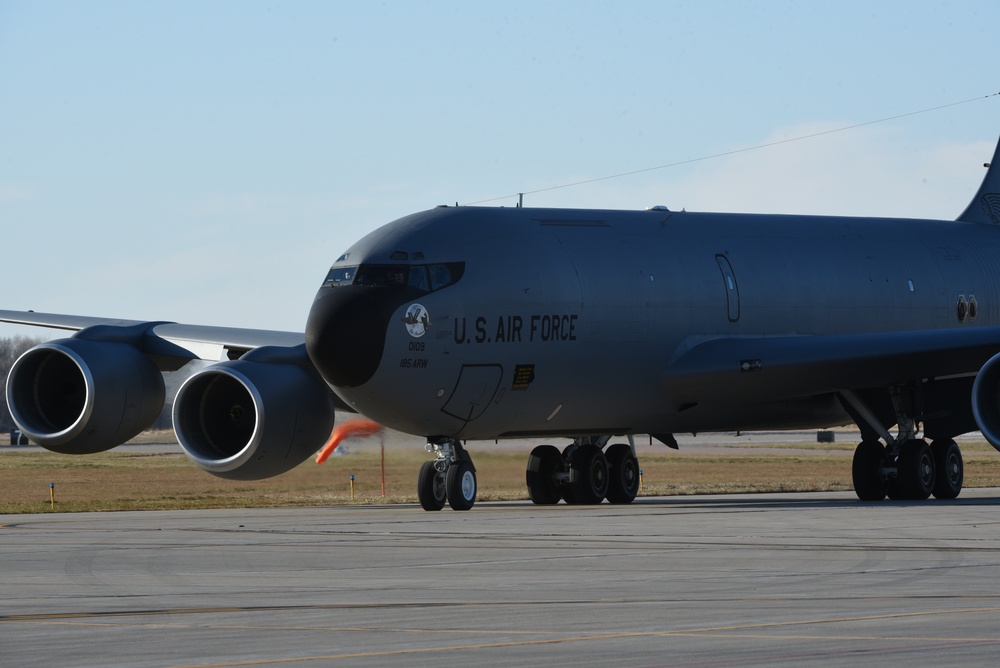 KC-135 landing