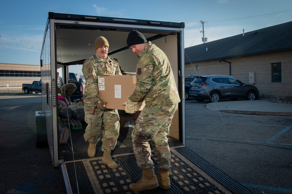 110th Wing deliver over 4800 lbs of good to Battle Creek's Haven of Rest