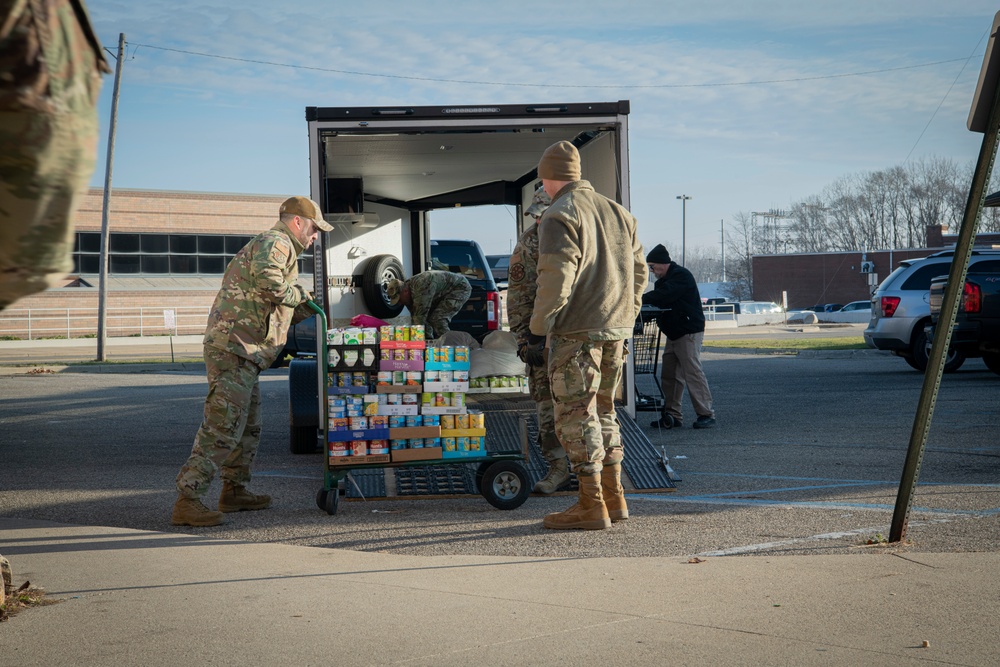 110th Wing deliver over 4800 lbs of good to Battle Creek's Haven of Rest