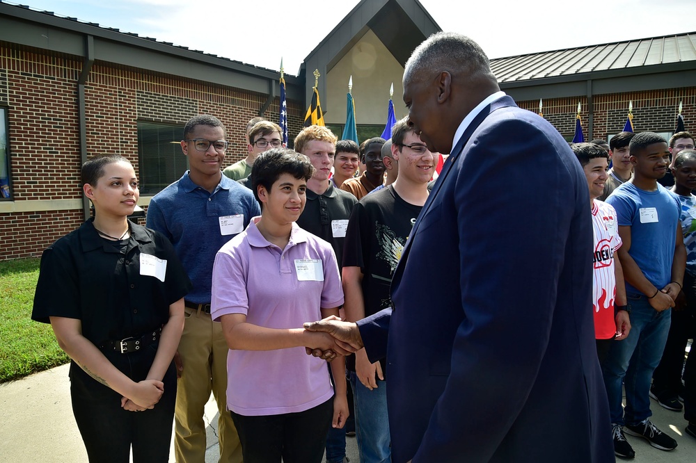 DVIDS - Images - SECDEF Swears in New Recruits at Fort Meade [Image 4 of 9]