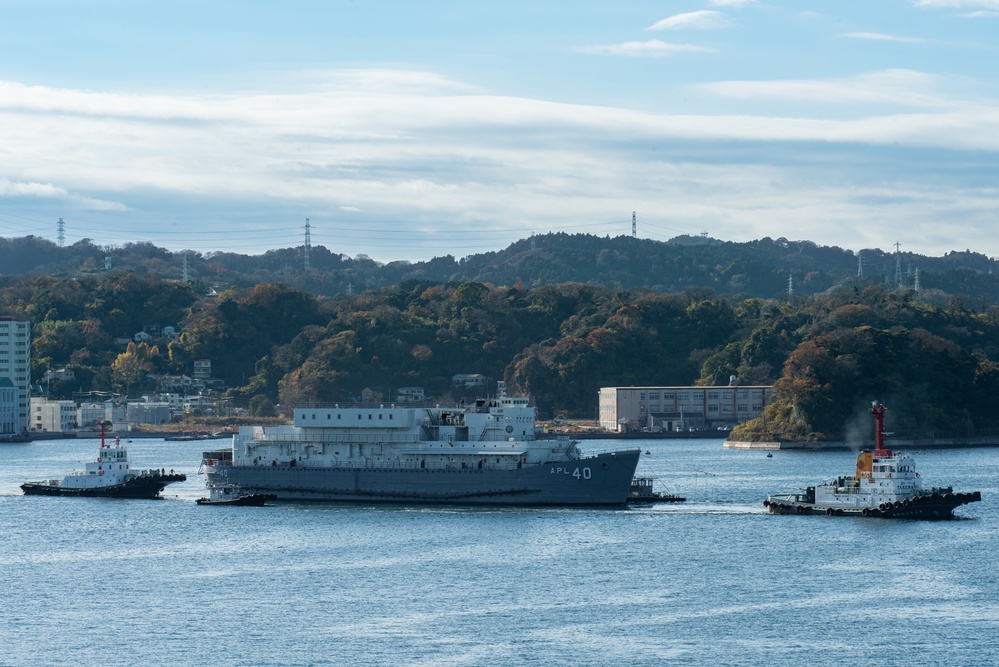 Barracks Craft Nueces (APL 40) Departs Yokosuka