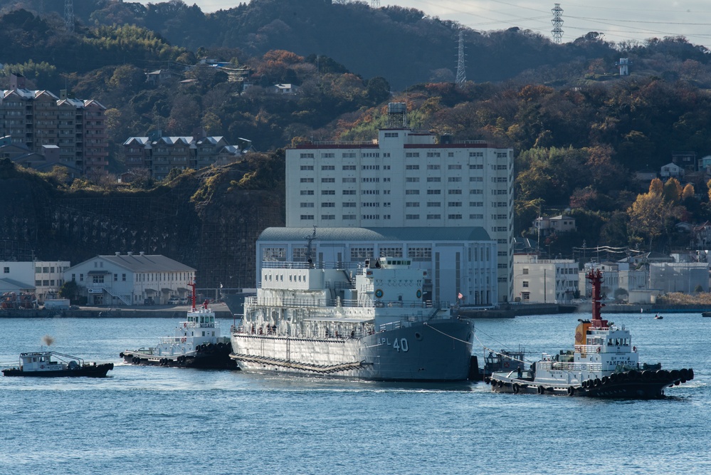 Barracks Craft Nueces (APL 40) Departs Yokosuka