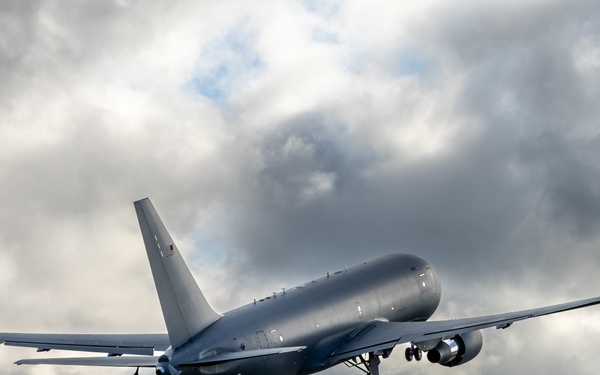 Travis AFB leadership flies two new KC-46s to their new home
