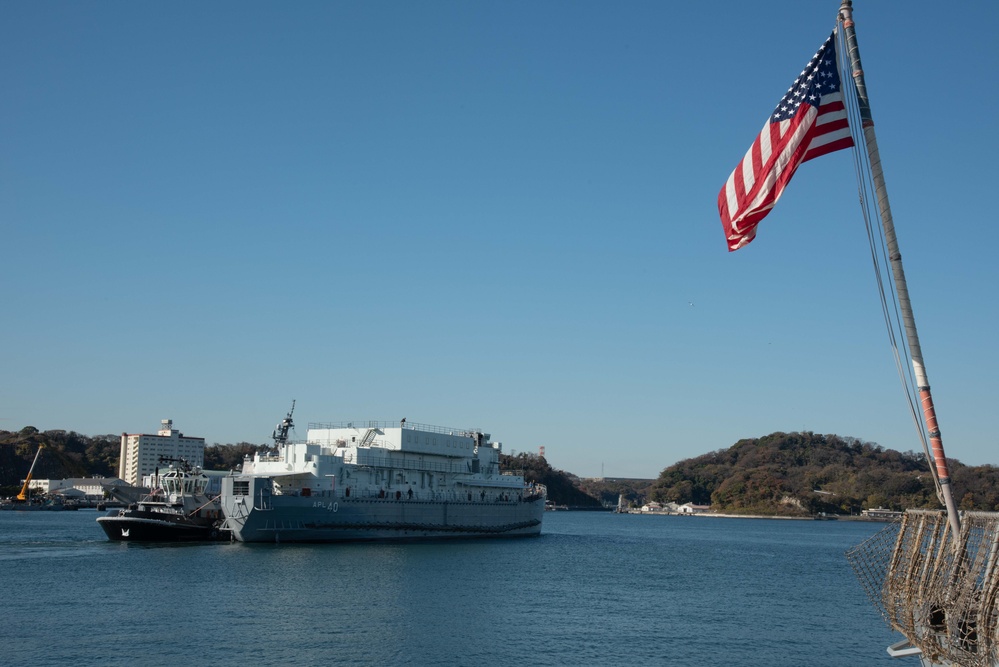 Barracks Craft Nueces (APL 40) Departs Yokosuka