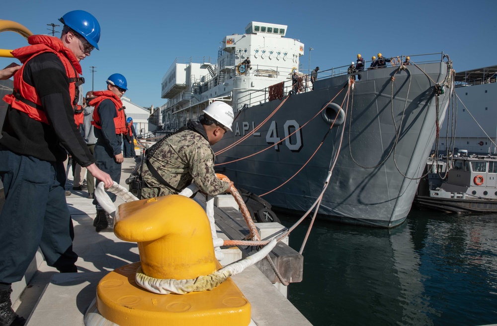 Barracks Craft Nueces (APL 40) Departs Yokosuka