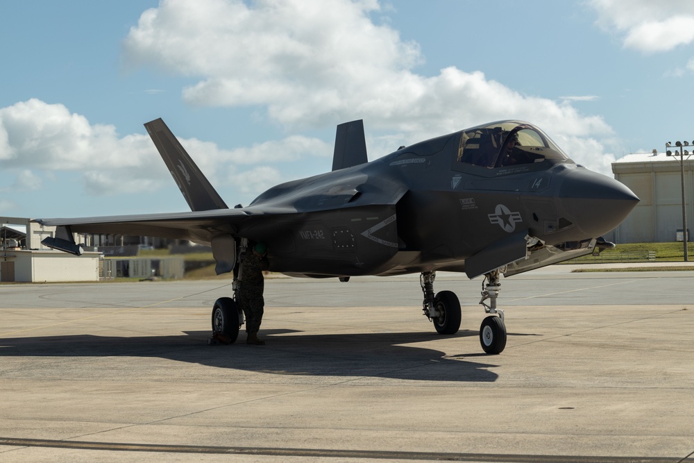 JASDF Service Members Observe Hot Refuel with MWSS-174