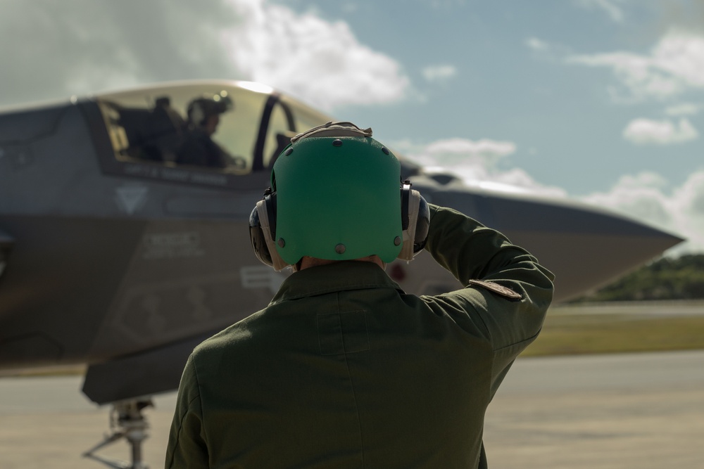 JASDF Service Members Observe Hot Refuel with MWSS-174