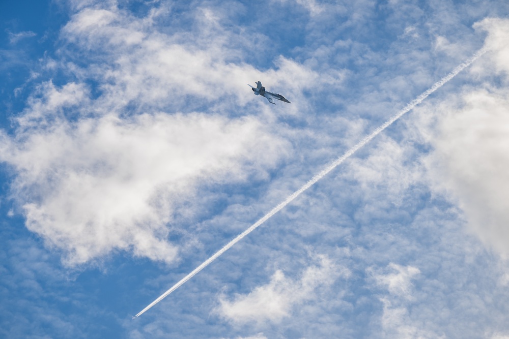 375th LRS Airmen perform hot-pit refuel on EA-18G Growler