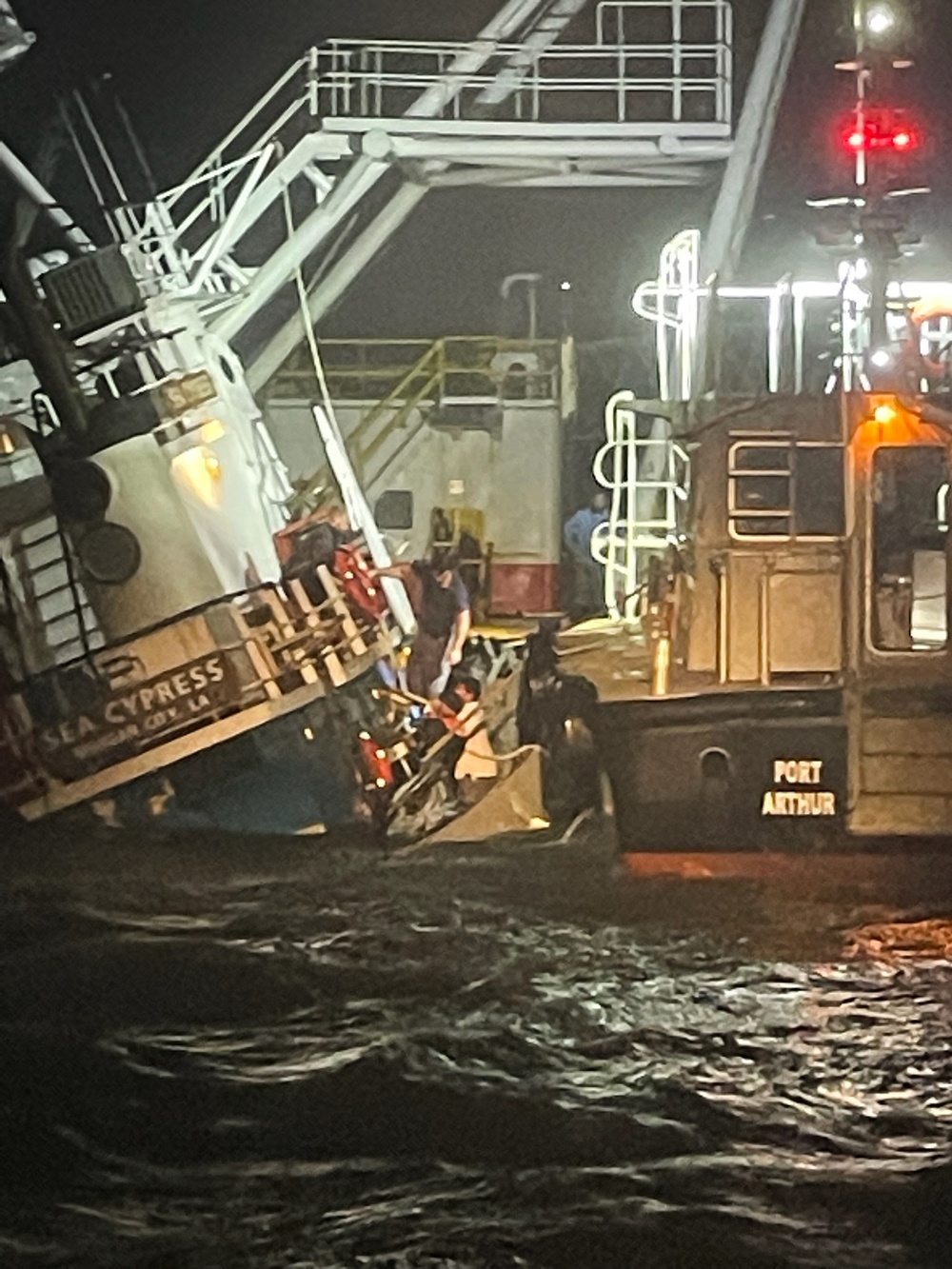 Strong enough: Coast Guardsman frees 2 trapped in sinking tugboat