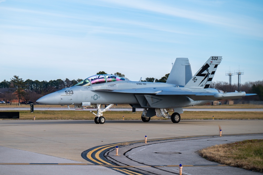 375th LRS Airmen perform hot-pit refuel on EA-18G Growler