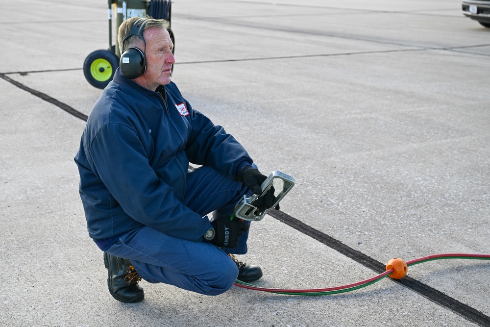 375th LRS Airmen perform hot-pit refuel on EA-18G Growler