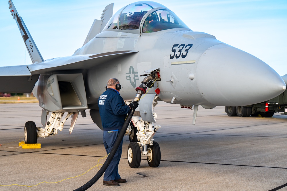 375th LRS Airmen perform hot-pit refuel on EA-18G Growler