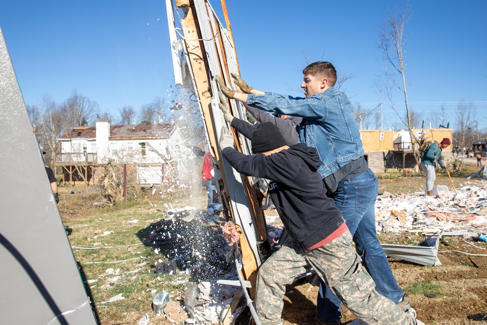 Fort Campbell Soldiers Assist in Tornado Relief
