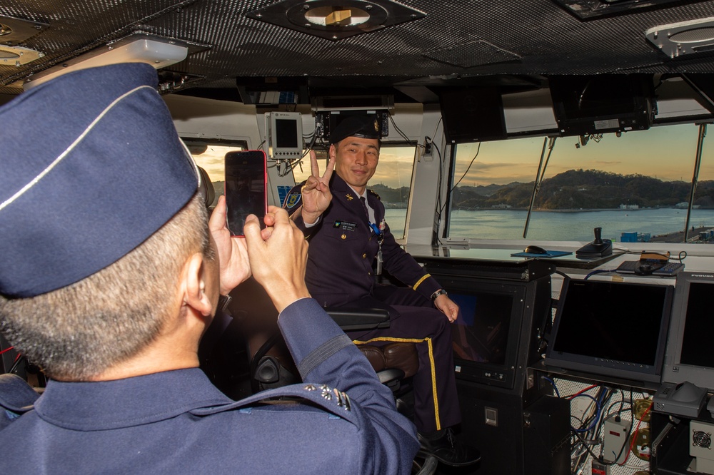 USS Ronald Reagan (CVN 76) hosts tour for members of the Japan Ministry of Defense Joint Staff College