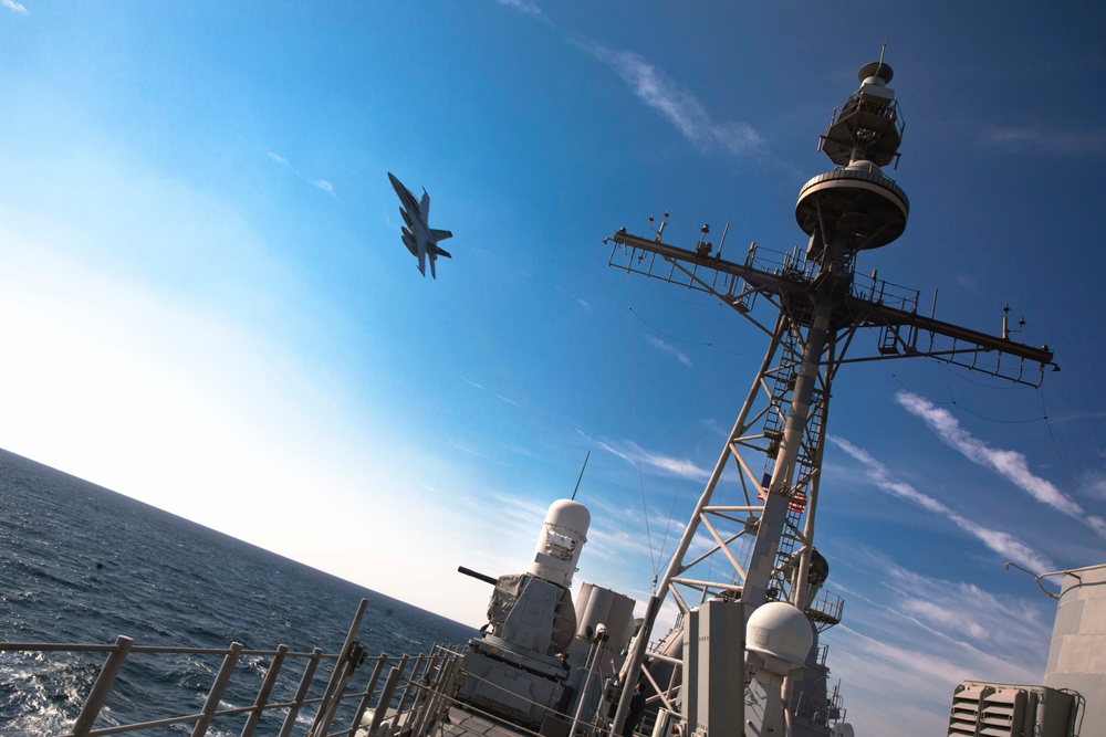 USS Philippine Sea (CG 58) Conducts Flight Operations