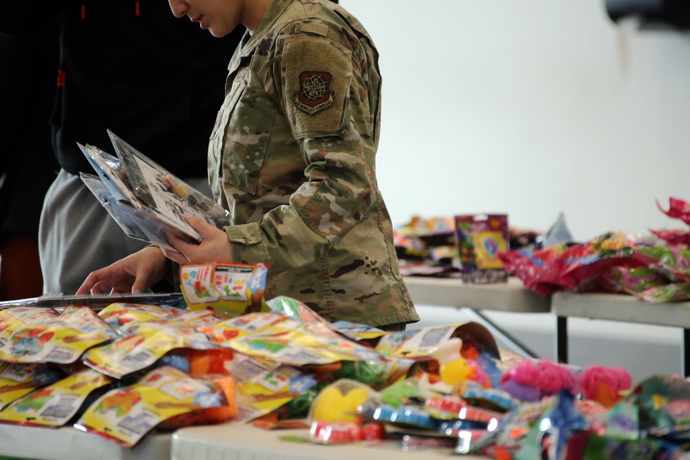 Joint Services Support brings some Holiday Magic to Guard families