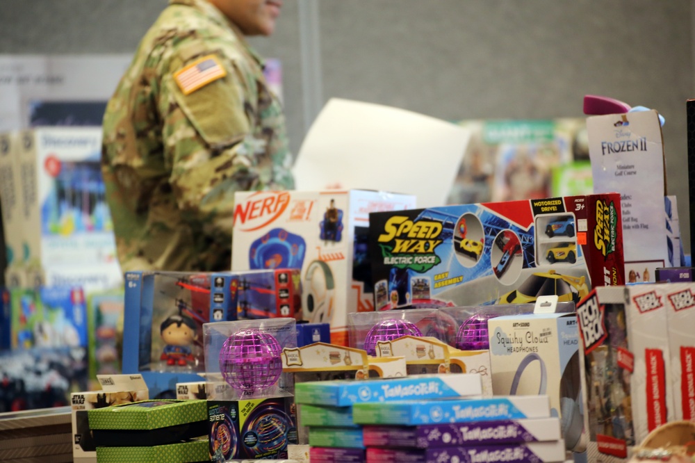 Joint Services Support brings some Holiday Magic to Guard families