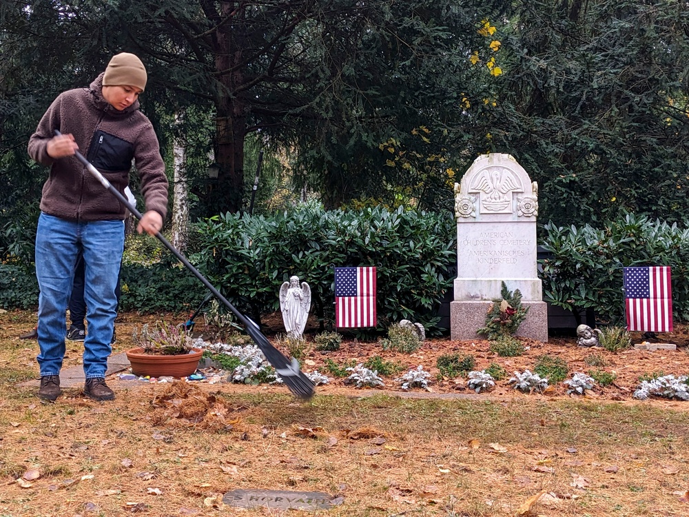 Soldiers clean up American child cemetery in Frankfurt