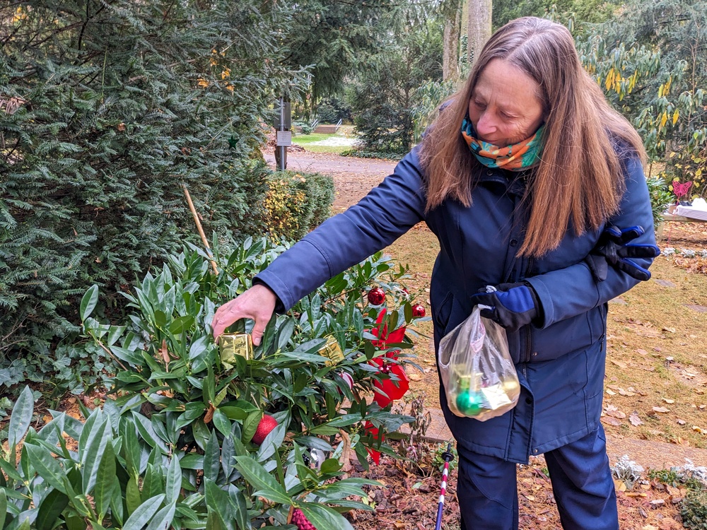 Soldiers clean up American child cemetery in Frankfurt