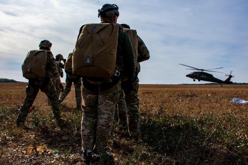 7th Special Forces Group (Airborne) Soldiers Participate in Operation Toy Drop