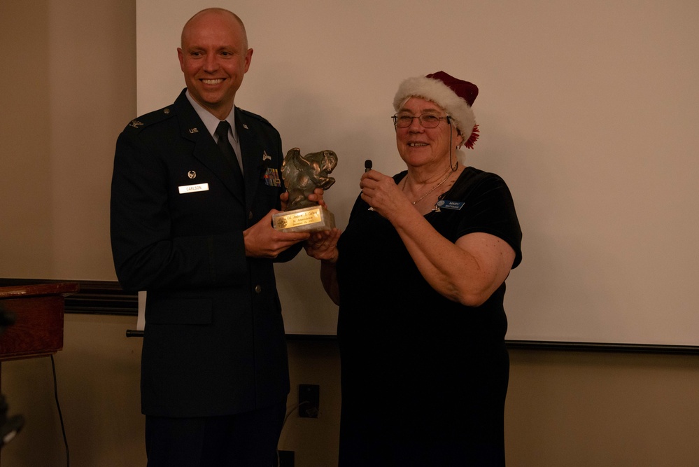 Col. Carlson speaks to members od the Aero Club of Buffalo