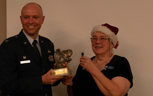 Col. Carlson speaks to members od the Aero Club of Buffalo